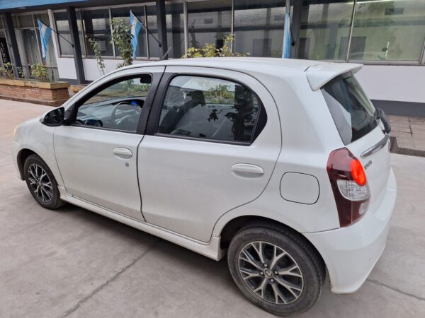 Toyota  Etios 1.5 5 PTAS PLATINUM 4Automatico 2018 90.200 Km - Imagen 4