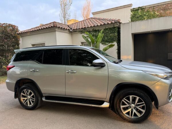 Toyota Hilux SW4 2.8 TDI SRX AUT 7 Asientos L/16 2020 125.376 Km - Imagen 3