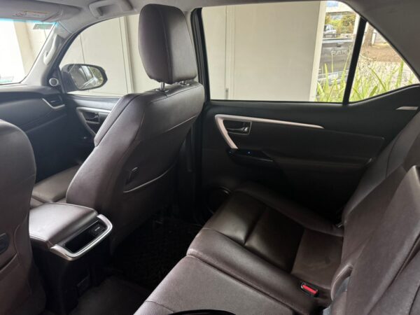 Toyota Hilux SW4 2.8 TDI SRX AUT 7 Asientos L/16 2020 125.376 Km - Imagen 7