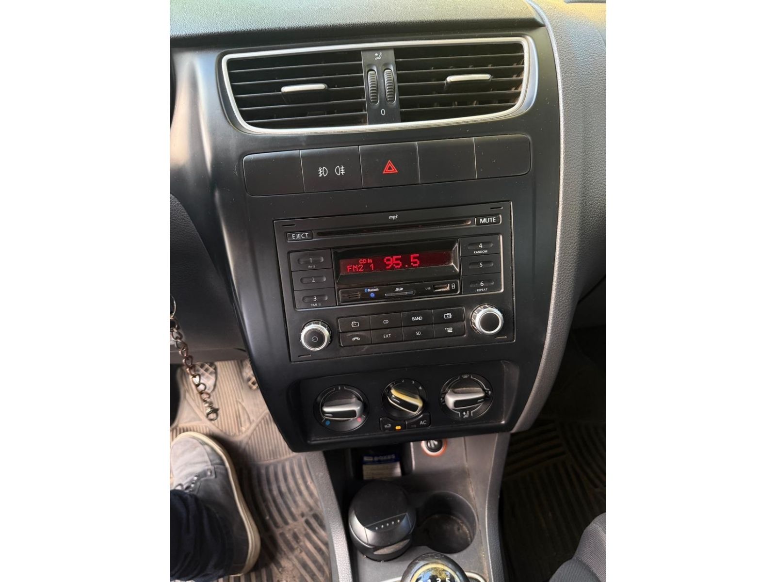 Volkswagen Suran 1.6 Highline L/10 2013 - Imagen 16